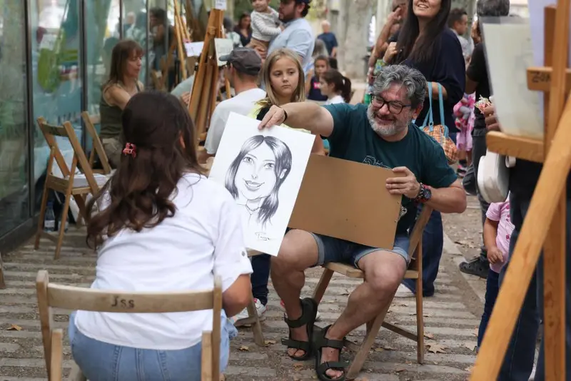 Caricaturistas trabajando en la Acera de Recoletos de Valladolid